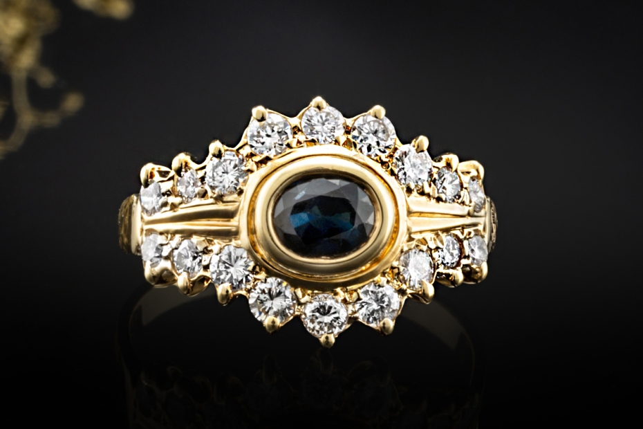 Saphir Ring Klassiker mit feurigen Diamanten 750er Gelbgold Handarbeit 
