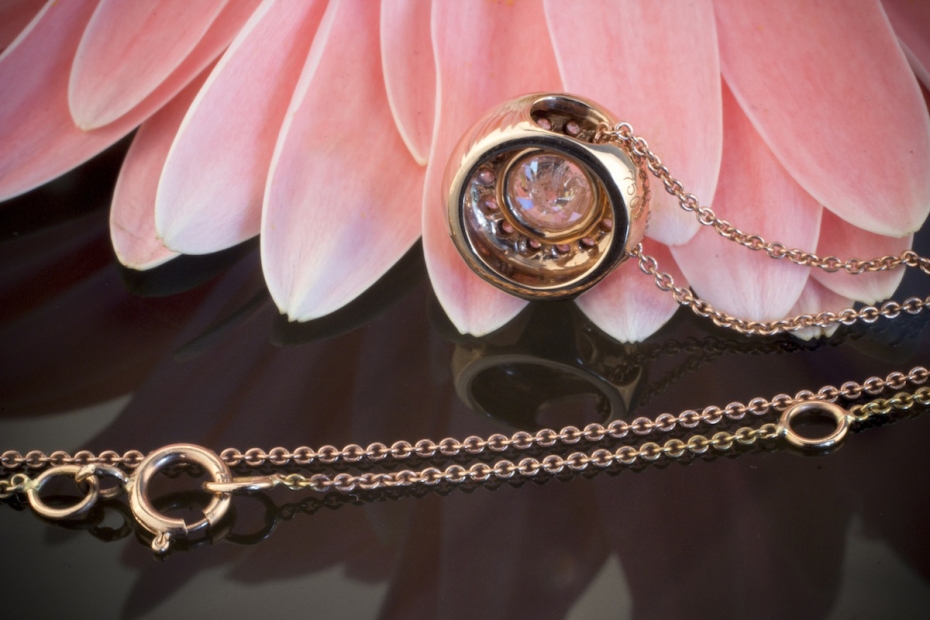 Modernes Collier mit Diamanten 0,66 Ct. Kette mit Anhänger 750er Rotgold 