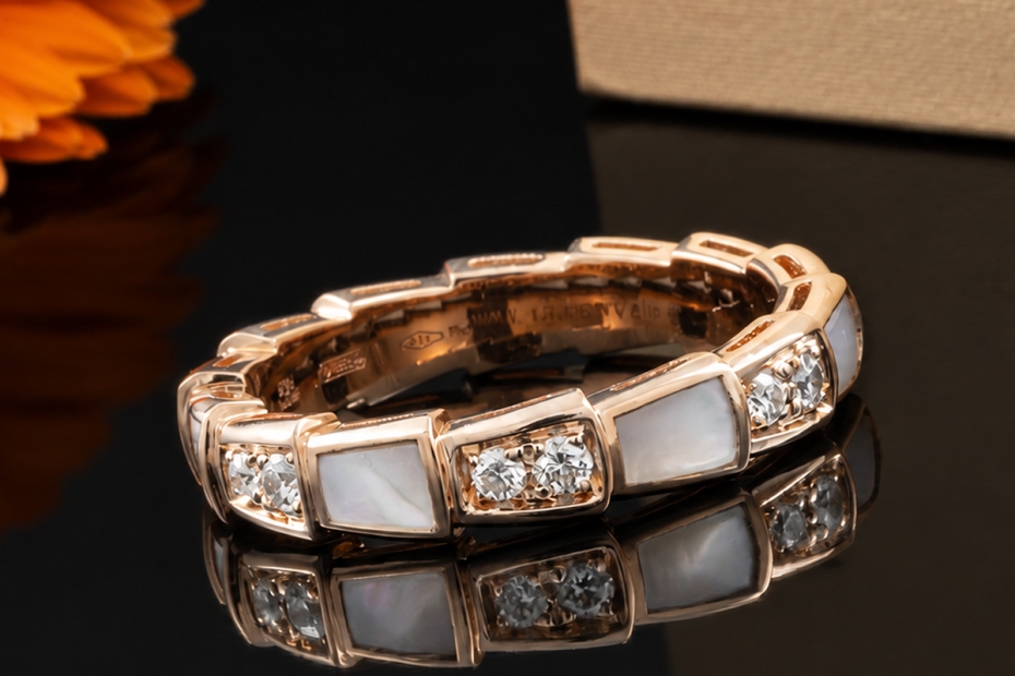 BVLGARI Serpenti Viper Ring mit Perlmutt und Diamanten in 750er Roségold 