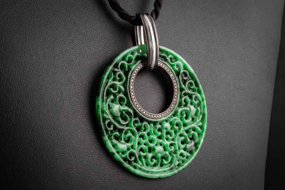 Hollfelder Collier Geschnitztes Jade Ornament mit Diamanten Weißgold 750 