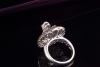 Frosch Ring mit Diamanten weiß braun und Tsavorit in 750er Weißgold 