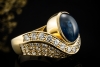 Imposanter Ring mit Cabochon Saphir formschön mit Diamanten Gelbgold 750 