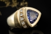 Ring mit Tansanit Dreieckig mit Diamanten in Gelbgold Goldschmiedearbeit 