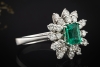 Klassischer Smaragd Cluster Ring mit Diamanten 750er Weißgold 18 Karat 