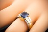 Farbintensiver Saphir Ring mit Baguette Diamanten in 750er Gold Bicolor Gelbgold Weißgold 