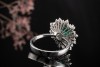 Traum Smaragd Ring Goldschmiedearbeit mit Trapez Diamanten Weißgold 750 