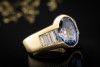 Ring mit ovalem Saphir und Baguette Diamanten Handarbeit in Gelbgold 750 