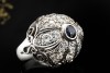 Antiker Cocktail Ring mit Saphir und Diamanten in feiner Weißgold Arbeit 
