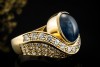 Imposanter Ring mit Cabochon Saphir formschön mit Diamanten Gelbgold 750 