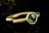 Niessing Solitär Ring mit grünem Stein Kratzmattes Design in Gelbgold 