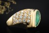 Ring mit Smaragd Tropfen und Diamanten spitz zulaufend in 750er Gelbgold 