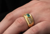 Anschmiegsamer Smaragd Ring mit klassischer Farbe und Brillanten in Gold 