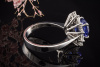 Farbintensiver Tansanit Ring umgeben von Diamant Tropfen in Weißgold 750 