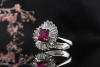 Ring mit Rubin Synthese Traum Farbe und Trapez Diamanten 585er Weißgold 