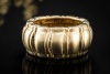 Piaget Bandring Breiter gewellter Designer Goldring in 750er Gelbgold 