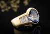 Ring mit ovalem Saphir und Baguette Diamanten Handarbeit in Gelbgold 750 
