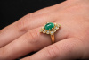 Kunstvoller Smaragd Ring Cabochon in 750er Gold mit feurigen Brillanten 