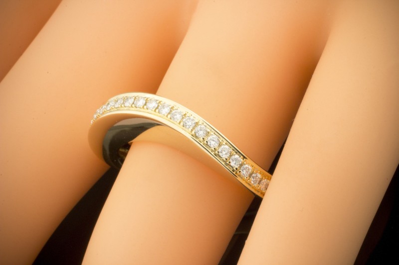 Hoher Ring mit schwungvollem Design in 585er Gelbgold mit Diamanten 