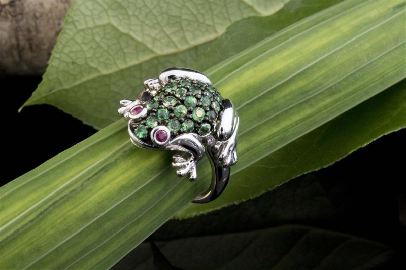 Tier Motiv Ring Frosch in 750er Weißgold mit Tsavorite und Rubin 