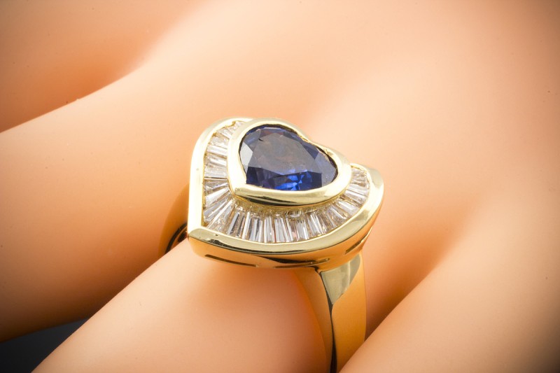 HANS DIETER KRIEGER HERZ Ring mit Saphir im Herzschliff und Diamanten 750er Gold 