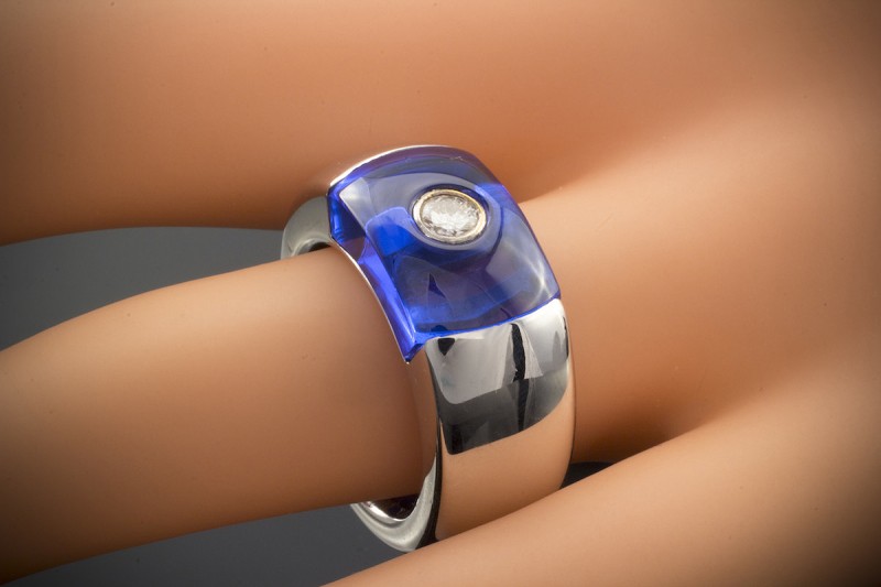 Cadeaux Designer Ring blau mit Solitär Diamant in 750er Weißgold 