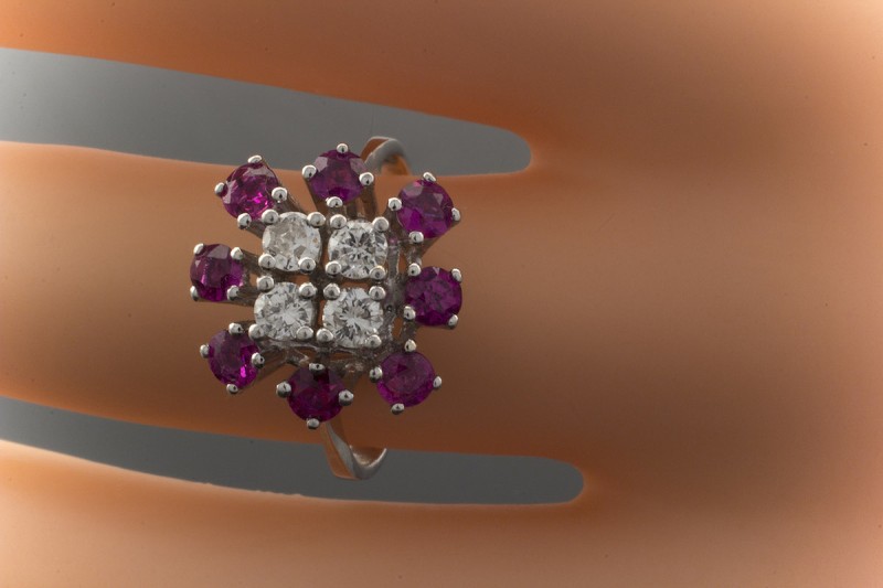 Wunderschöner Weißgold Ring mit Brillanten und Rubin in 585er Gold 