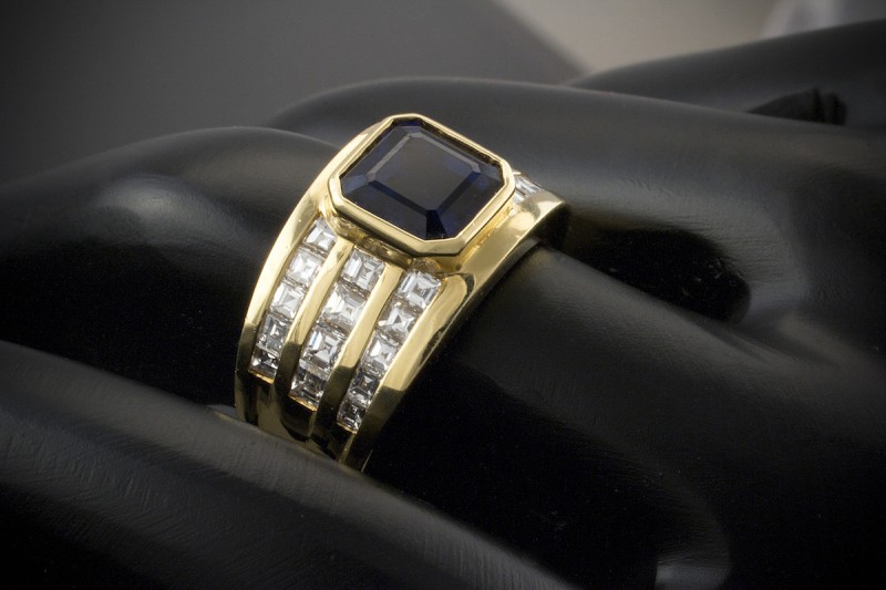 Unikat Beeindruckender Saphir Ring mit Carré Diamanten in 750er Gelbgold 