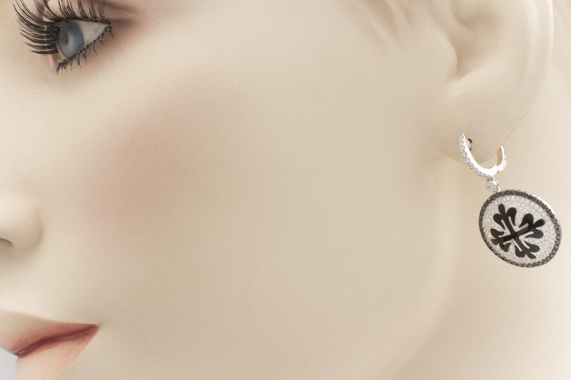 Ästhetisch gestaltete Ohrstecker mit Emaille & Brillanten in 750er Weißgold 