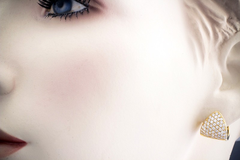 Erstklassige Ohrstecker dreieckig mit Top Wesselton Brillanten in Gelbgold 750 