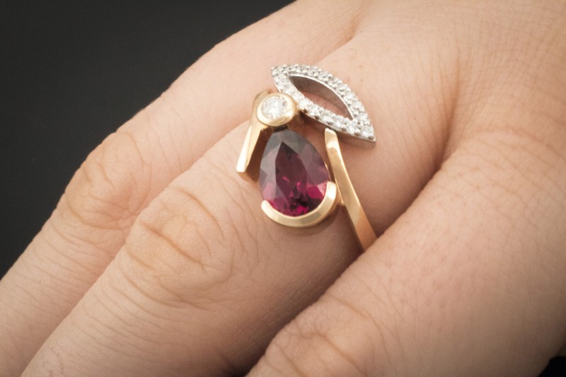 Moderner Designer Ring Rubellit Turmalin Tropfen & Brillanten Rotgold Weißgold 