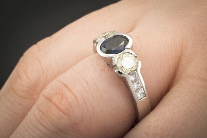 Saphir Ring mit gelben Brillanten und Carré Diamanten in 950er Platin Arbeit 