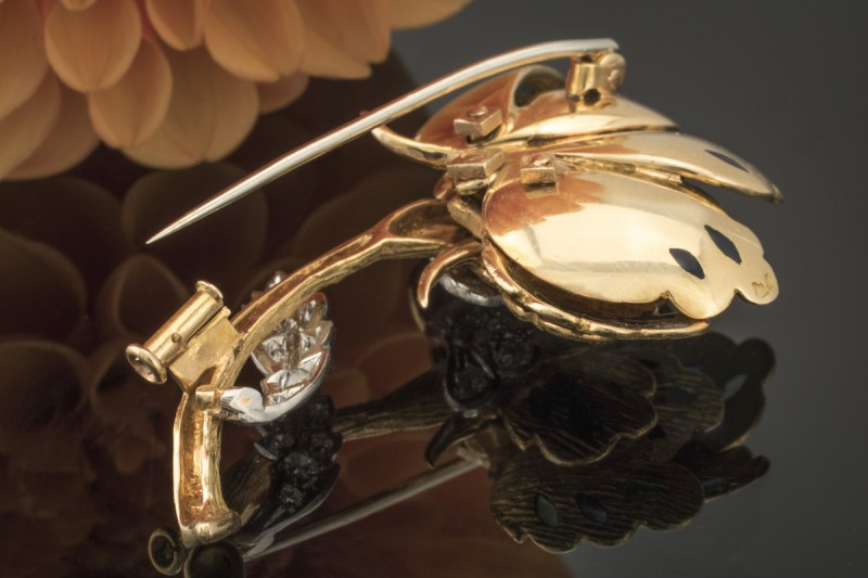 Goldschmiedearbeit Brosche Florales Design Emaile Brillanten in Gold 