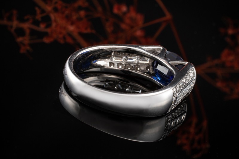 High Jewellery Arbeit Ring intensiver Saphir mit Top Diamanten Weißgold 
