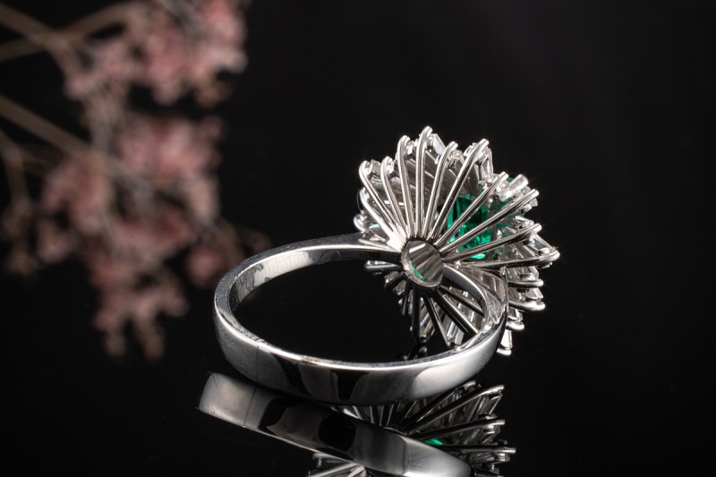 Traum Smaragd Ring Goldschmiedearbeit mit Trapez Diamanten Weißgold 750 