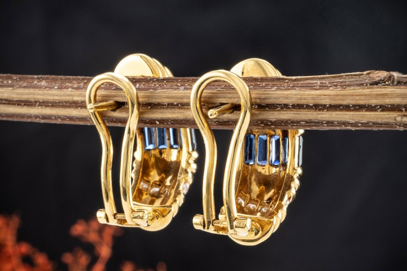 Halbcreolen Ohrringe mit Baguette Saphir und Diamanten in 750er Gelbgold 