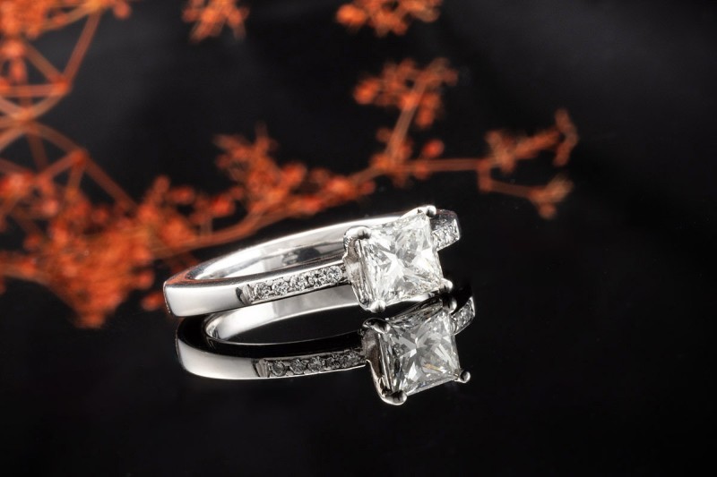 Solitär Ring 1 Carat Princess Cut Diamant Seitlicher Besatz Weißgold 750 