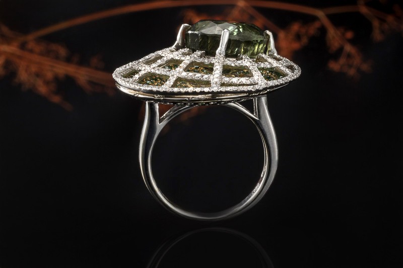 Exklusiver Cocktailring mit grünem Turmalin und Diamanten Weißgold 750 