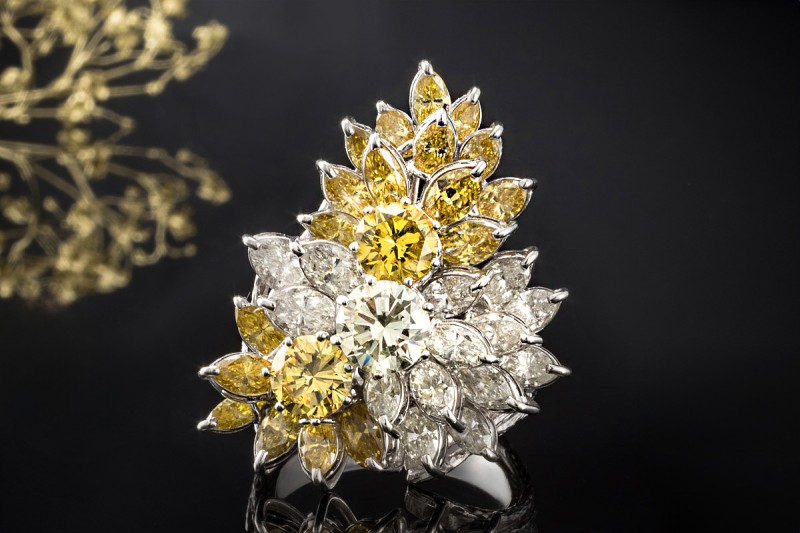 Cocktail Ring mit Diamanten Gelb Weiß Exkl. Handarbeit in 750er Weißgold 