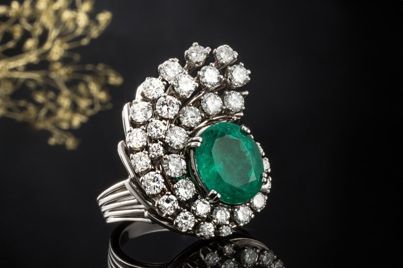 Smaragd Ring mit Diamanten insg. 7,60 Ct. in Weißgold Goldschmiedearbeit 