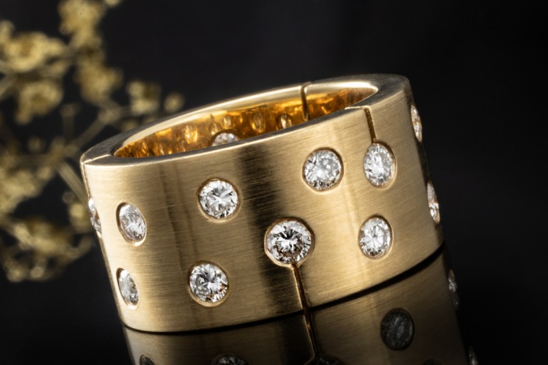 Ring in massiver Handarbeit mit Diamanten gefertigt in 585er Gelbgold 