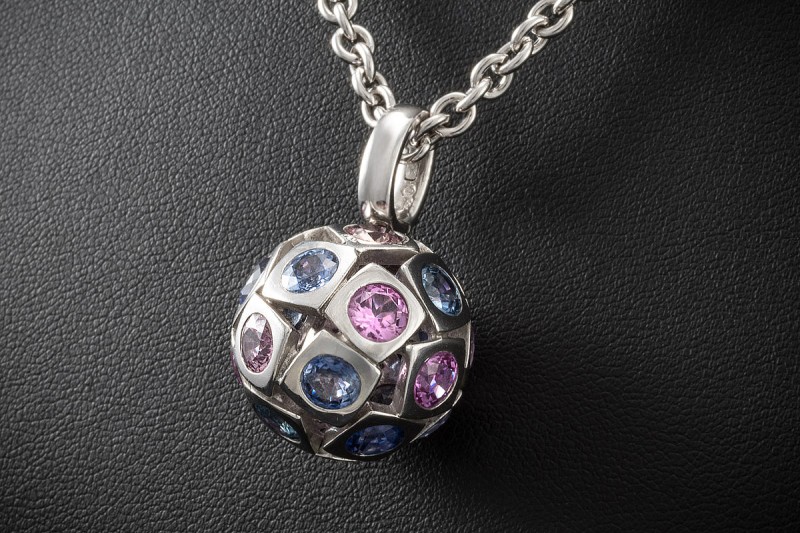A. Odenwald Tango Collier Kugel Anhänger Kette Bunte Saphire in Weißgold 
