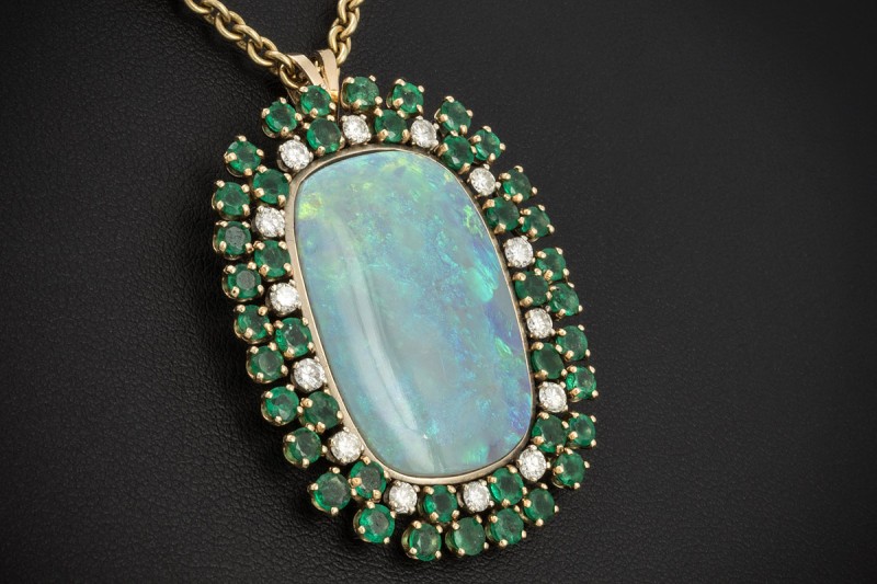 Großer ovaler Anhänger mit Opal Smaragd und Diamanten in 750er Gelbgold 