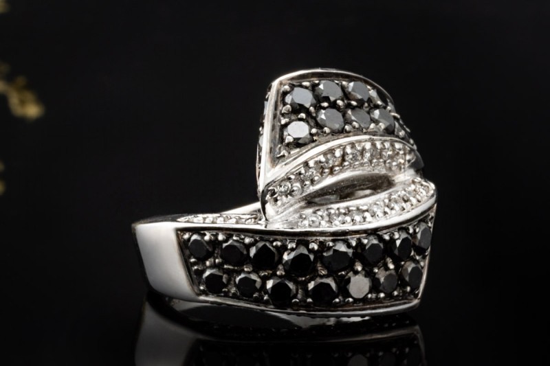 Black and White Ring Crossover mit Diamanten 750er Weißgold Handarbeit 