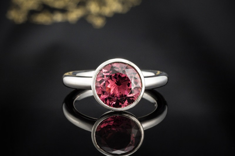 Solitär Ring mit großem Rhodolith im Rundschliff Massiv in Weißgold 750 