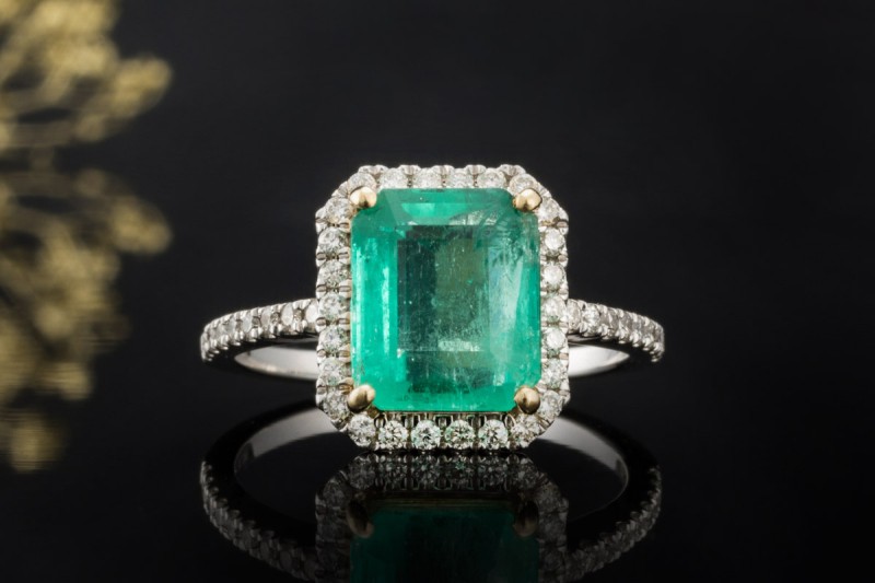 Ring Smaragd Emerald Cut gefasst in Gold mit Diamanten in 750er Weißgold 