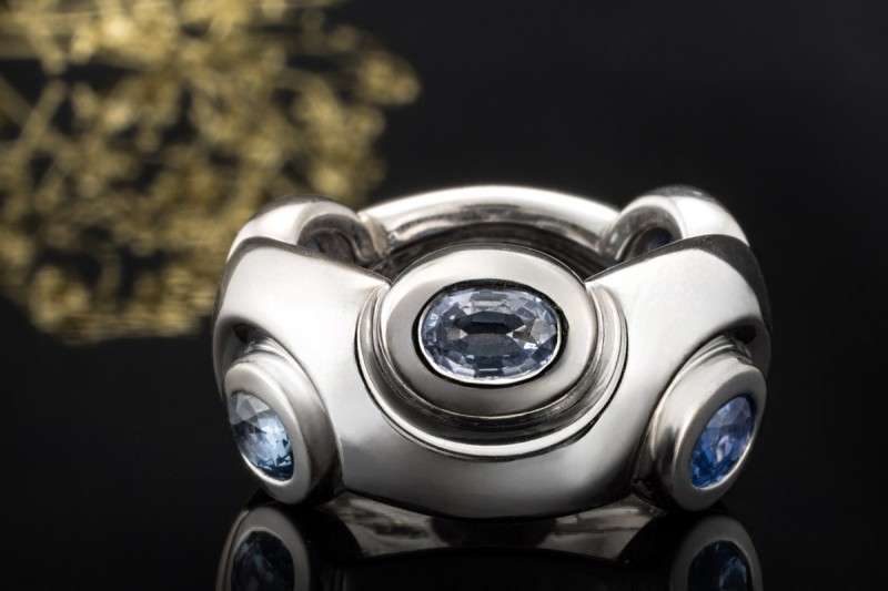 Odenwald Ring Tango mit Saphir Massive Goldschmiedearbeit 750er Weißgold 