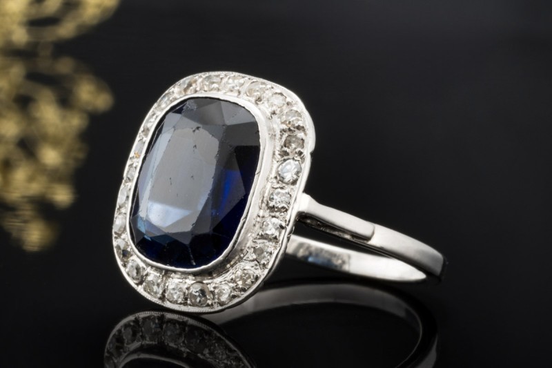 Antiker Saphir Ring mit Diamantkranz im Cushion Design in 750er Weißgold 