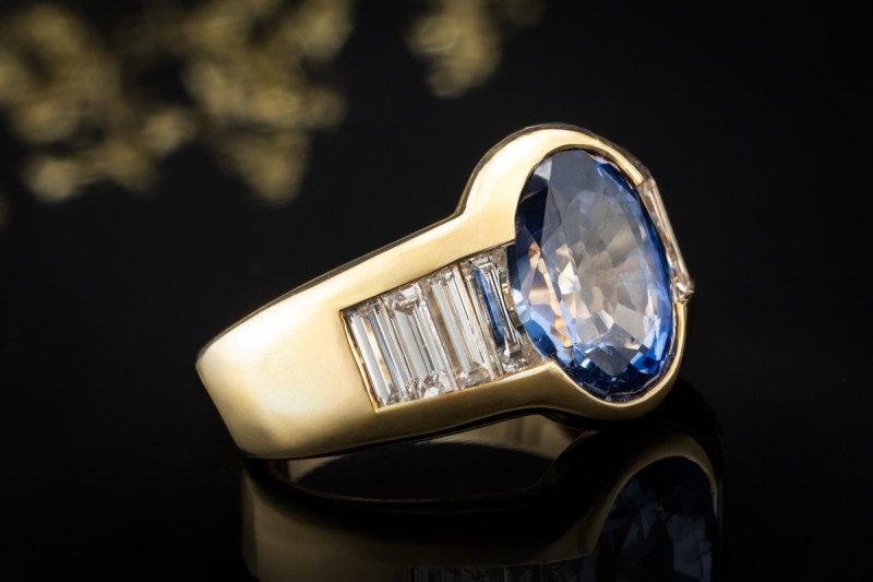 Ring mit ovalem Saphir und Baguette Diamanten Handarbeit in Gelbgold 750 