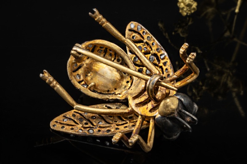 Fliege Brosche Nadel Vintage Tiermotiv Opal Diamanten in Silber Gelbgold 