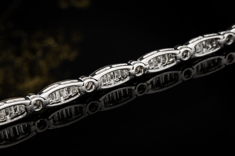 Funkelndes Armband beweglich mit Baguette Diamanten in 750er Weißgold 